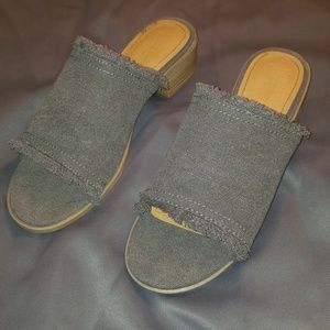 Short heeled sandles